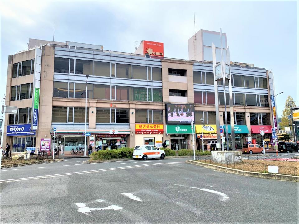 王寺町 駅前の商業ビルに出店した キリン堂薬局王寺駅前店